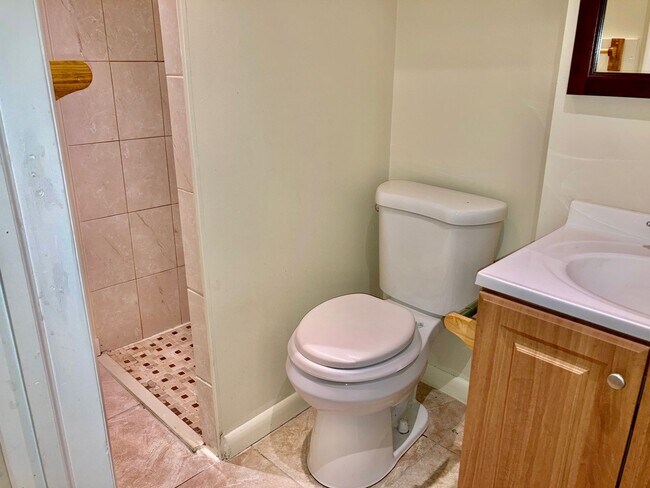 Building Photo - Marconi Plaza 3bd/2bth w/ Parking on Uniqu...