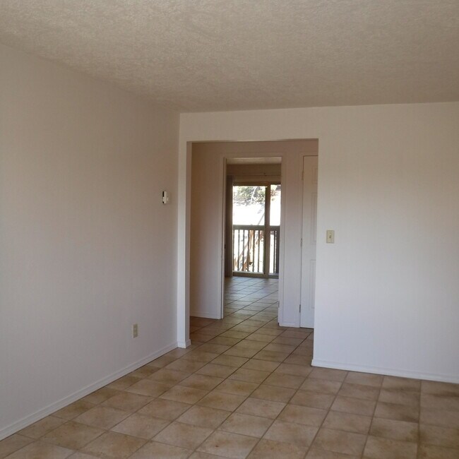 Building Photo - Conveniently Located 2 Bed/1 Bath Unit on ...