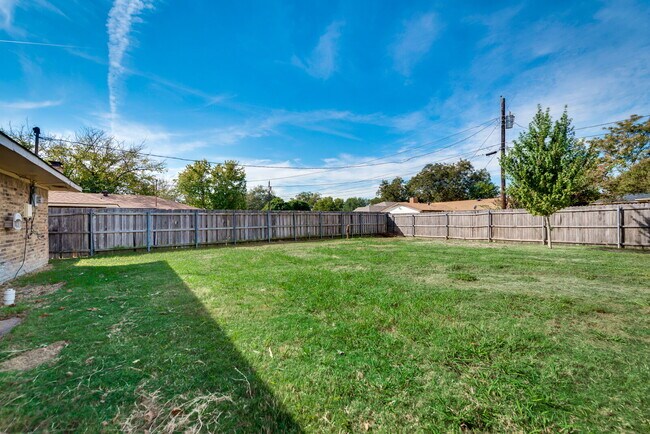 Building Photo - $2200 Wylie: Single level house with wood ...