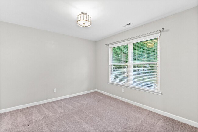 Building Photo - 4BR/2.5BA Home in Hickory School District ...