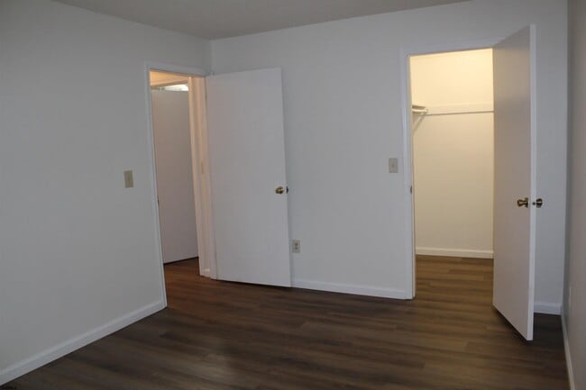 Building Photo - 11 Colonial Ct