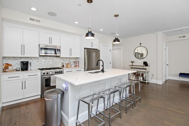 Building Photo - 2 Elm St