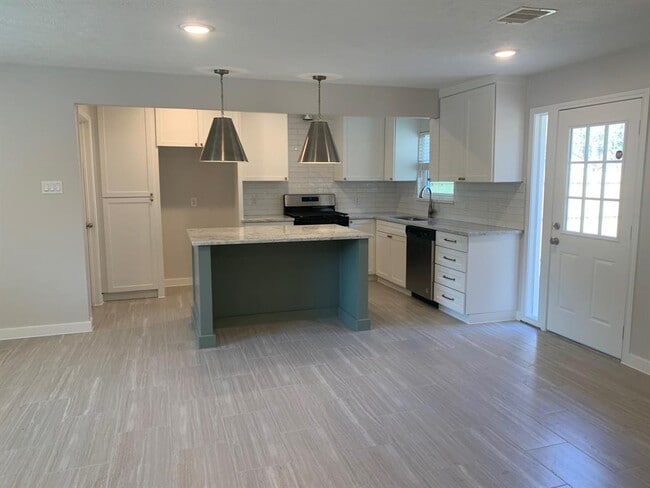 Building Photo - 7034 Sharpview Dr