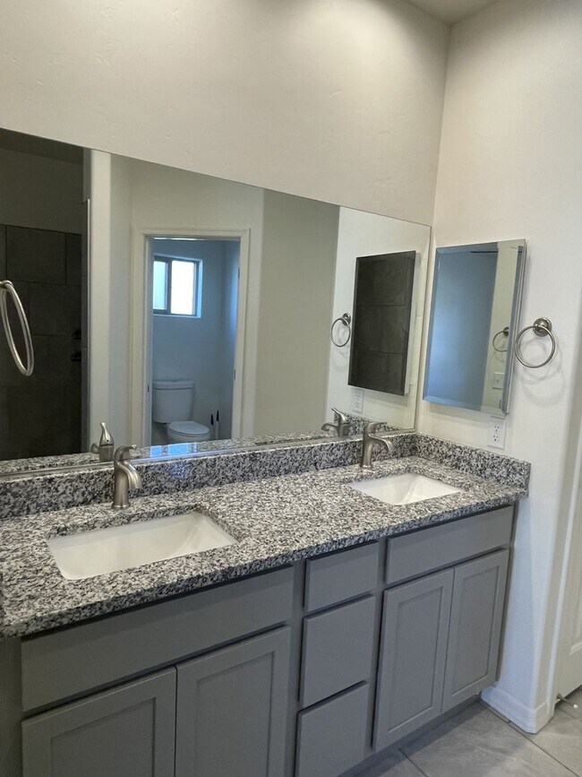 Building Photo - Sparkling clean and move in ready. Call for a showing! (928) 453-2606