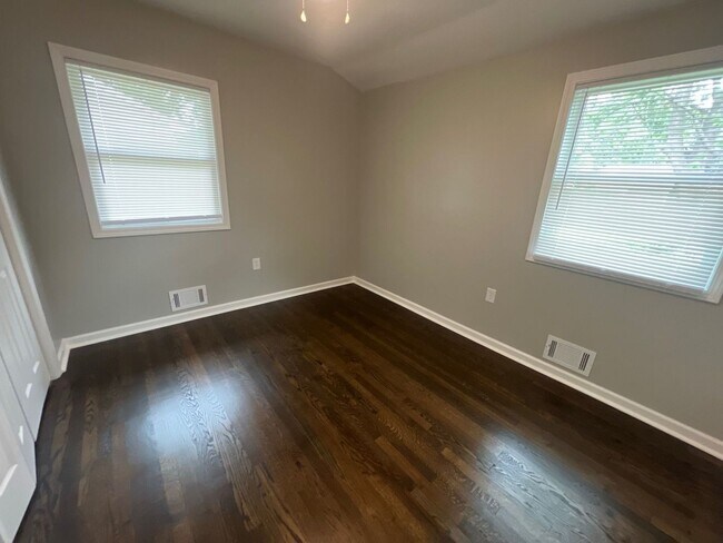 Building Photo - Inviting 3 Bedroom Home with Garage & Storage Space