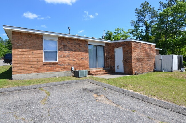 Building Photo - 2 Bedroom Duplex - Section 8 OK!