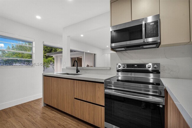 Building Photo - 8201 SW 42nd St