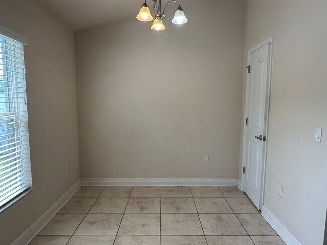 Building Photo - Spacious 4 Bedroom Home with Fenced Yard a...