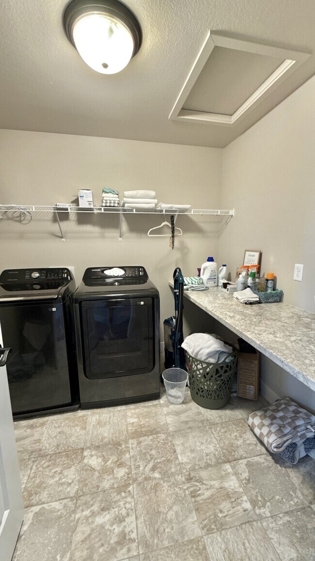 Building Photo - 409 Luminous Dr