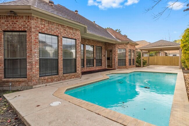 Building Photo - 590 Edgewood Dr