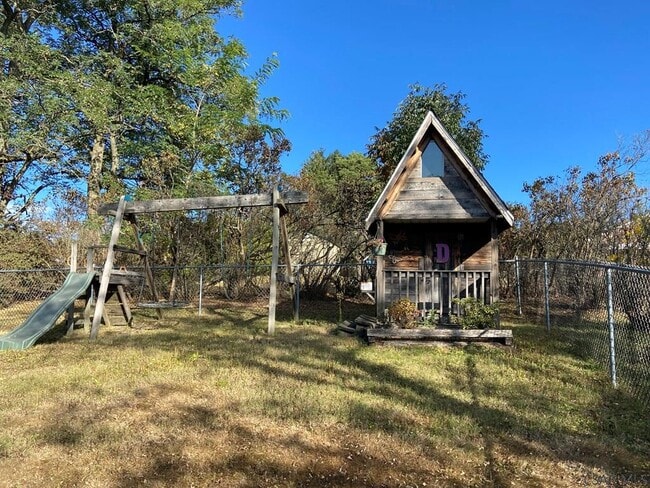 Building Photo - 129 Hawthorne St