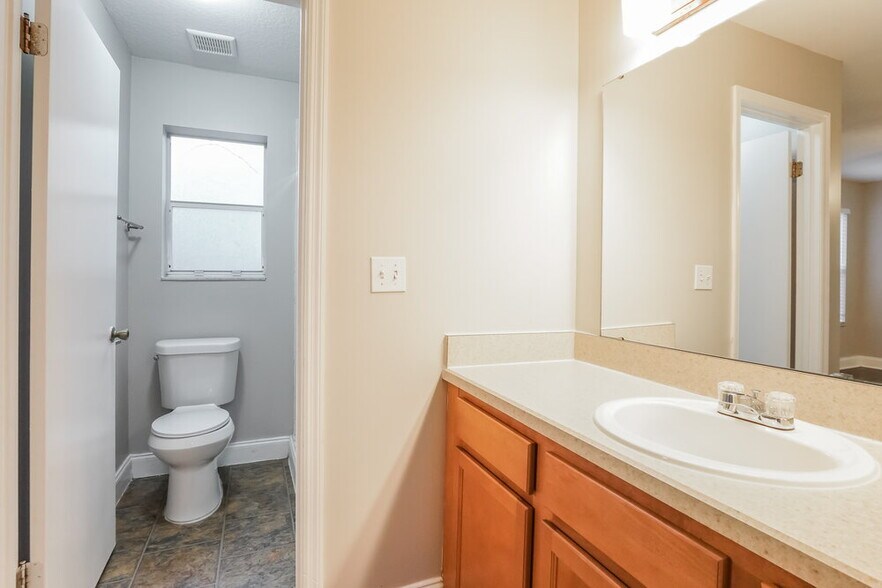 Building Photo - 2651 Waterview Dr