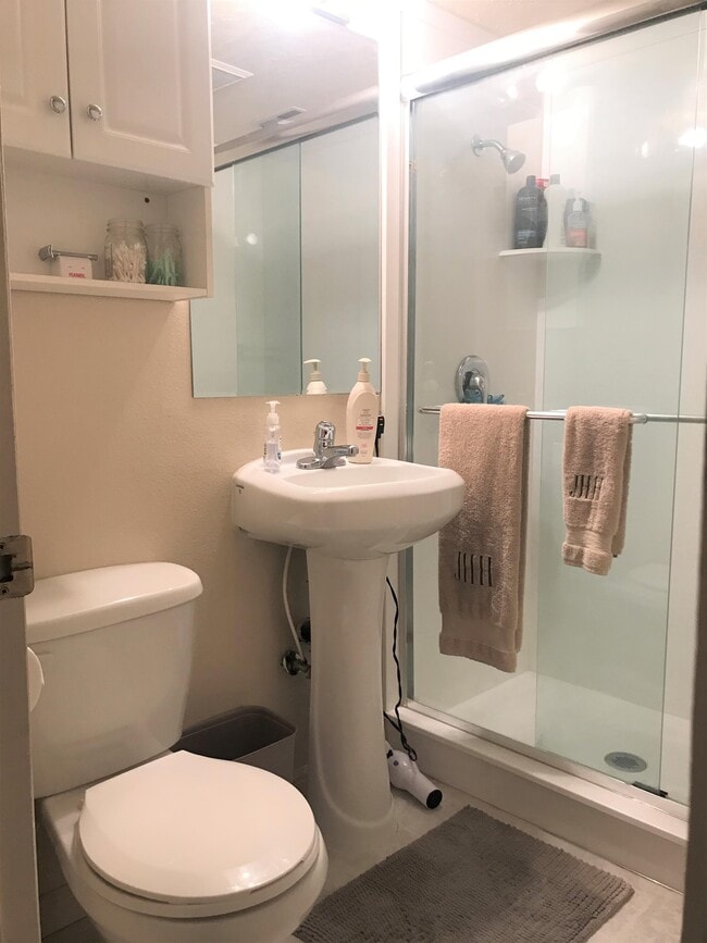 Building Photo - 565 N 300 E