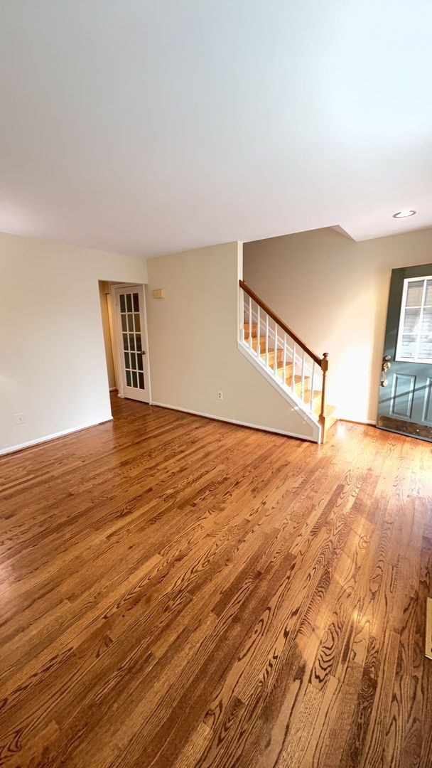 Building Photo - Two Primary Suite, Three Level Townhouse in the Pinecrest Community