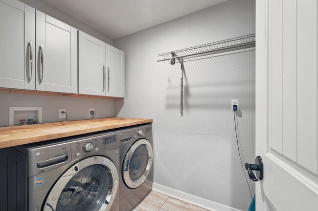 Building Photo - {10805} Gorgeous Remodel in Fantastic Location + One Level Living + Hardwood Floors & Granite Cou...