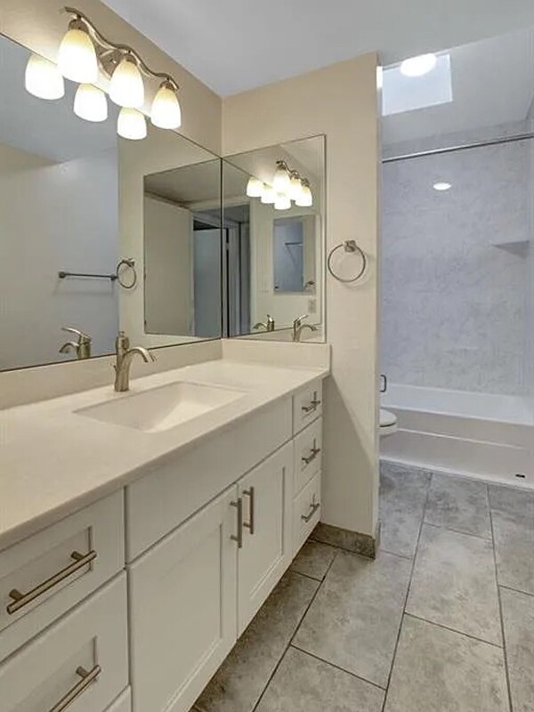 Building Photo - 870 Avenue B