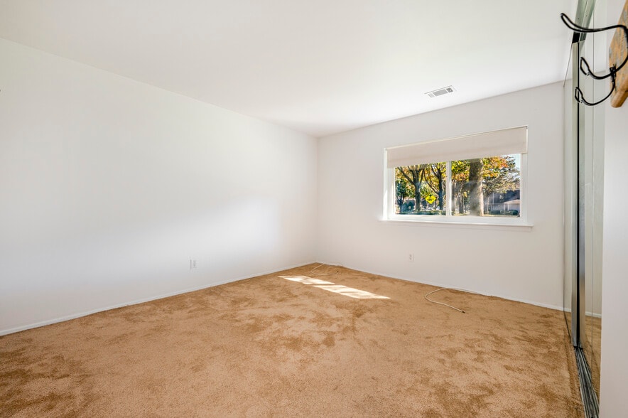 Building Photo - 112 Storm Dr