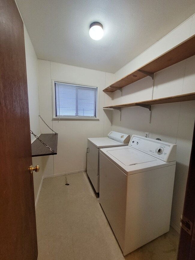 Building Photo - FREE DECEMBER RENT - New Interior Paint/ 1637 Sq Ft