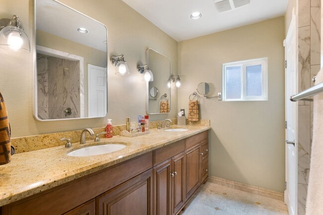 Building Photo - Modern Luxury in Cypress – 4BR Home with H...