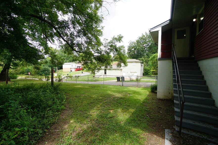 Building Photo - 112 13th Ave N