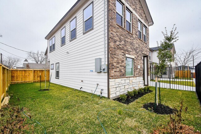 Building Photo - 2307 Gagne St