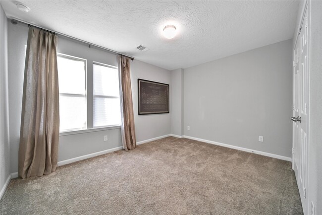 Building Photo - 3306 Forest Dr