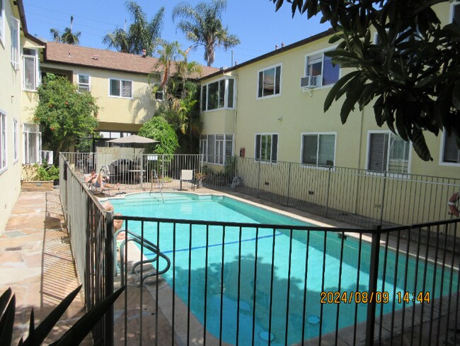 Building Photo - 905 N Sweetzer Ave