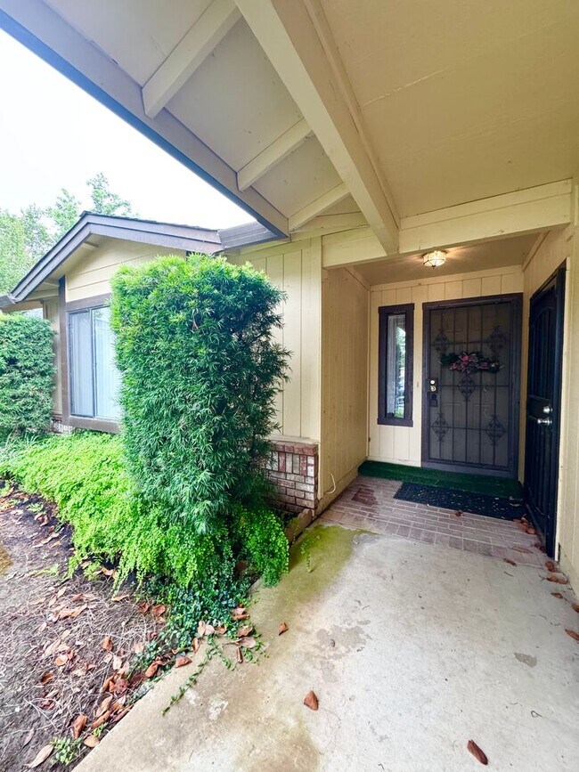 Building Photo - Desirable Paris Park Home!! 55+ Community