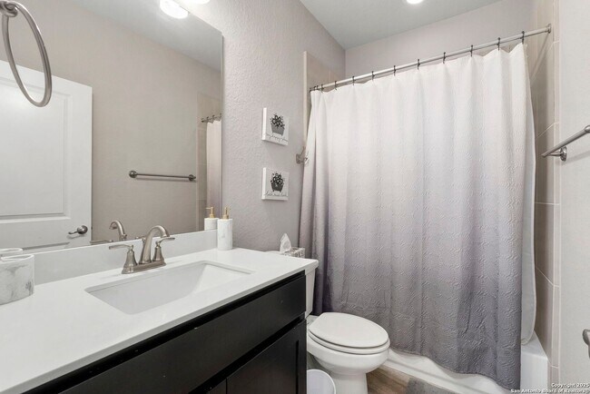 Building Photo - Charming Home Awaits: Spacious & in a Prime Location