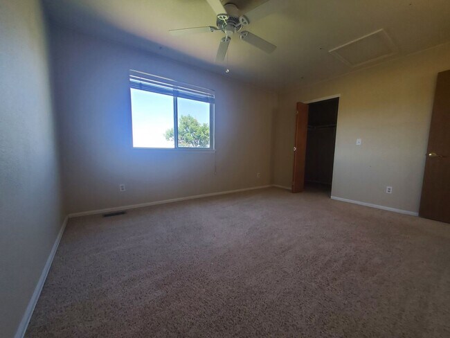 Building Photo - 3 Bedroom Home w Extra Room and 2 Car Garage in Stratford Lakes!