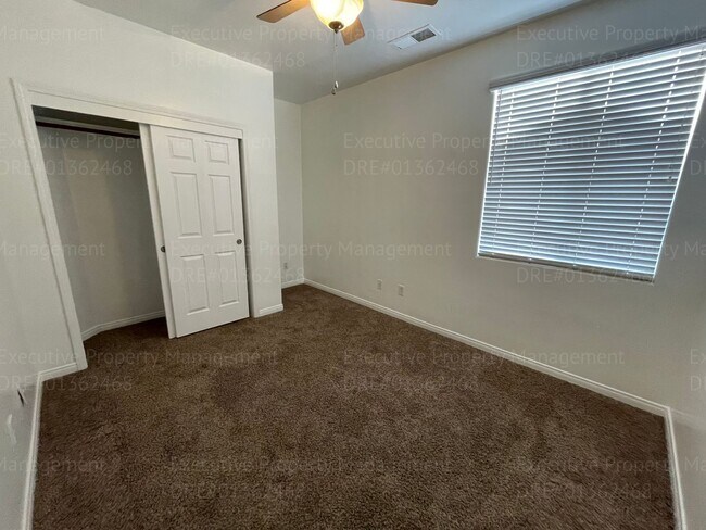 Building Photo - 4 bedrooms/ 2 bathrooms, with a patio.