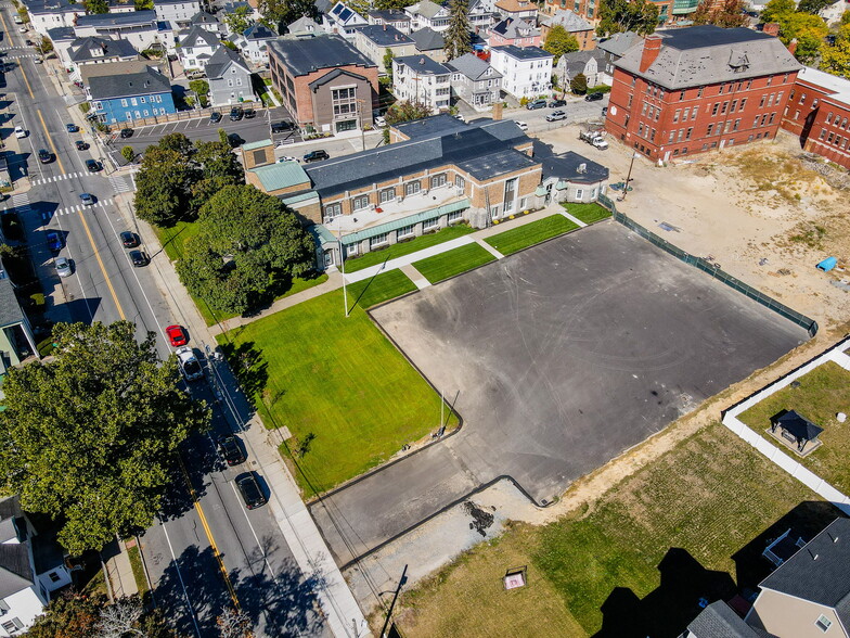 parking - 241 W 6th St