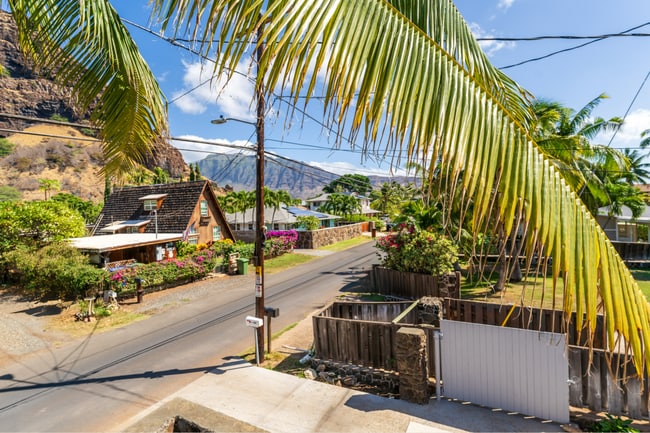 Building Photo - Furnished Luxury Ocean Front Estate in Waianae with Old Hawaii rural setting- 3/5 Luxury, 2 story...