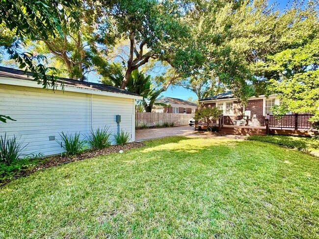 Building Photo - 3112 W Palmira Ave