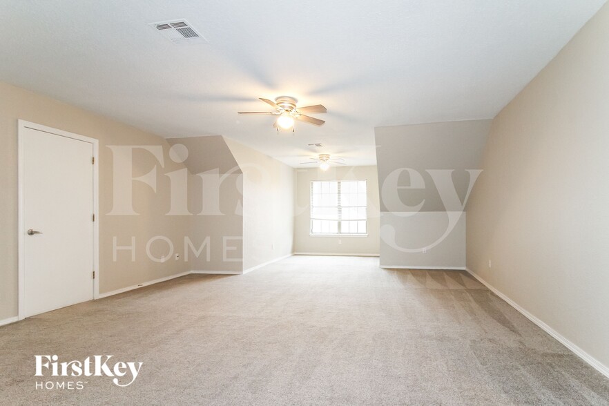 Building Photo - 1819 Chelsea Dr