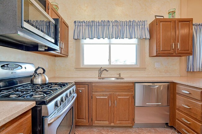 Building Photo - WINTER RENTAL: Two Beaches Cottage