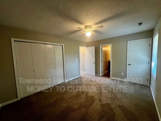 Building Photo - 1425 Ireland Dr