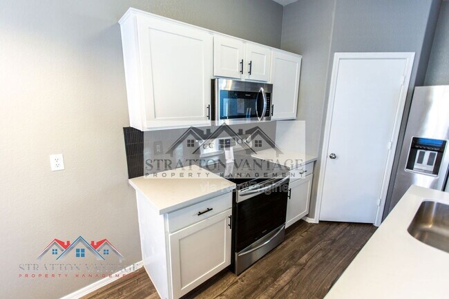 Building Photo - 1131 E Ferrara St