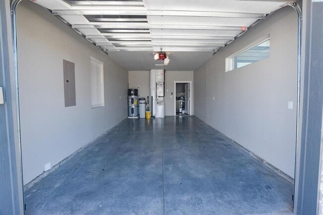 Building Photo - Low-Maintenance Living with Modern Comfort