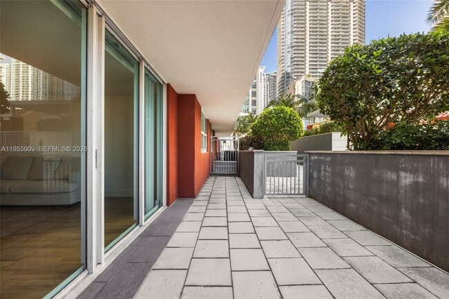 Building Photo - 1155 Brickell Bay Dr