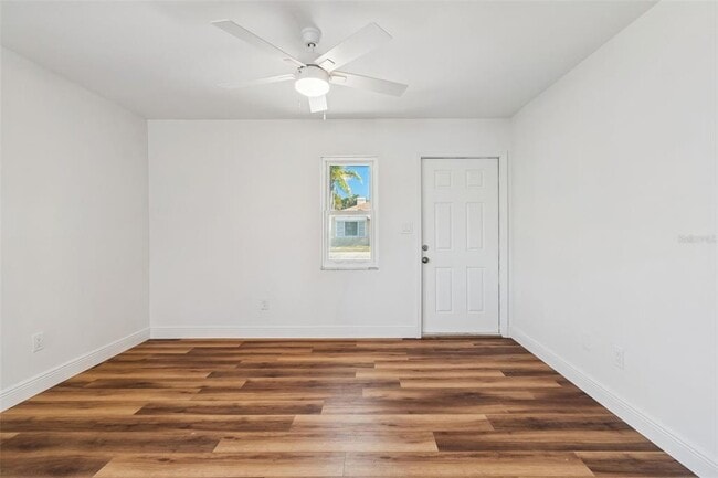 Building Photo - 14919 N Bayshore Dr