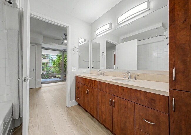 Building Photo - 7147 E Rancho Vista Dr