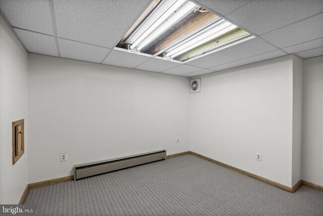 Building Photo - 405 Holly Glen Dr