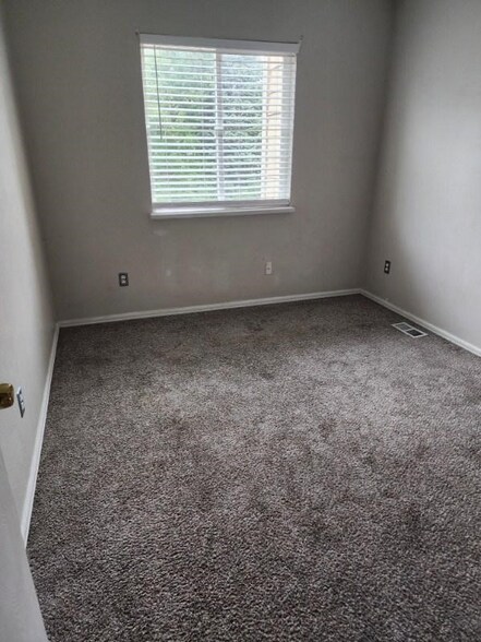 Building Photo - 3483 Foxridge Dr