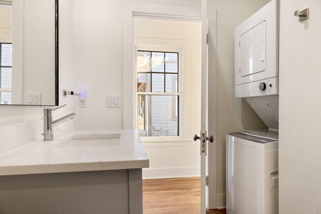 Building Photo - RECENTLY RENOVATED CHARMING 1/1 DUPLEX IN THE HAPPENING HISTORIC DISTRICT OF DIGNOWITY HILL