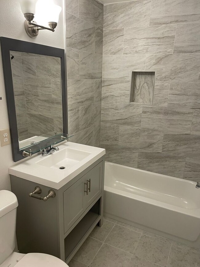 Building Photo - Newly Remodeled 2 BR Apartment in Baldwin ...