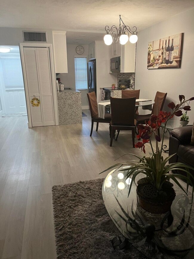 Building Photo - 143 West Ct