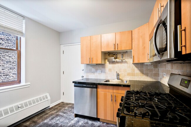 Building Photo - 626 W Waveland Ave