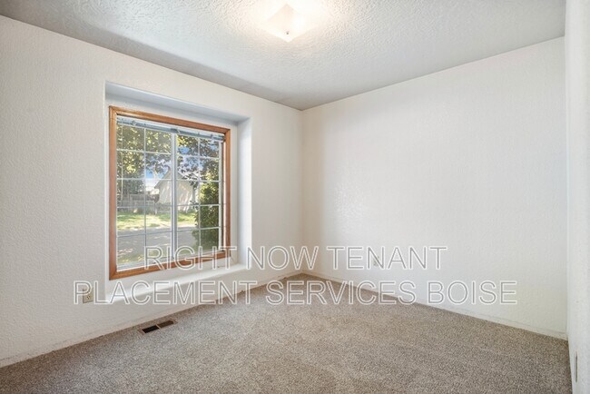 Building Photo - 2256 N Pawnee Ln
