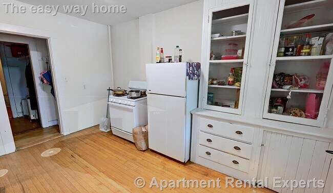 Building Photo - 14 Centre St